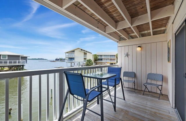 King Bed 🌊 Pet Friendly 🌊 Waterfront