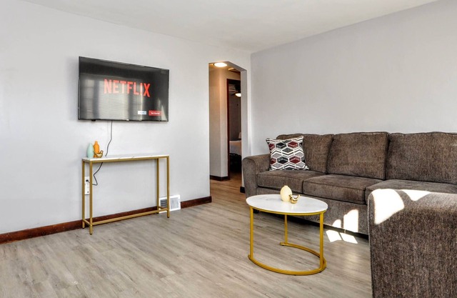 King Bed! Quiet Pittsburgh Home! Close to City!