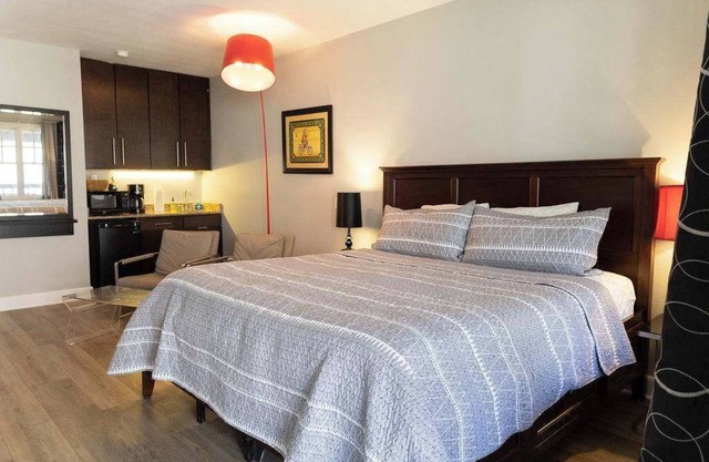 King Bed + Studio + Walk to Downtown + Balcony