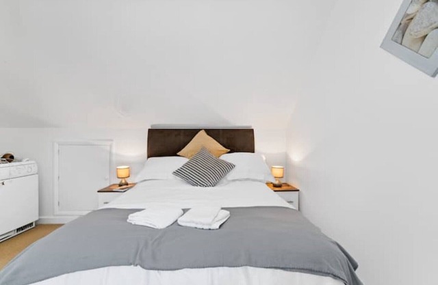 KING Bed W/Kitchen near Rushden Lakes Free Parking
