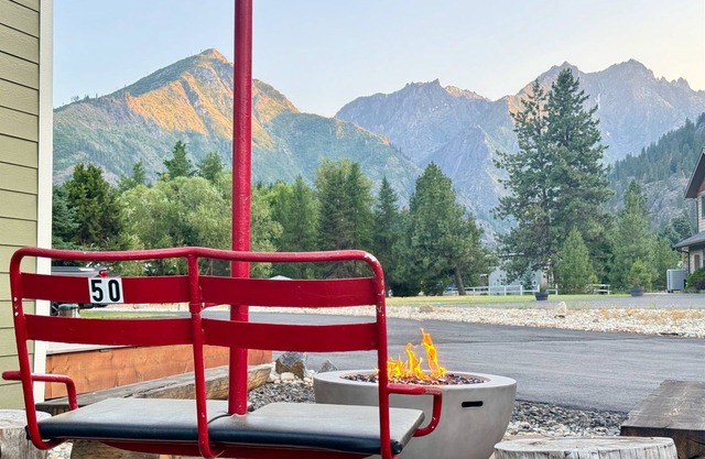 King Beds Hot Tub Views Fire Pit Fast WiFi