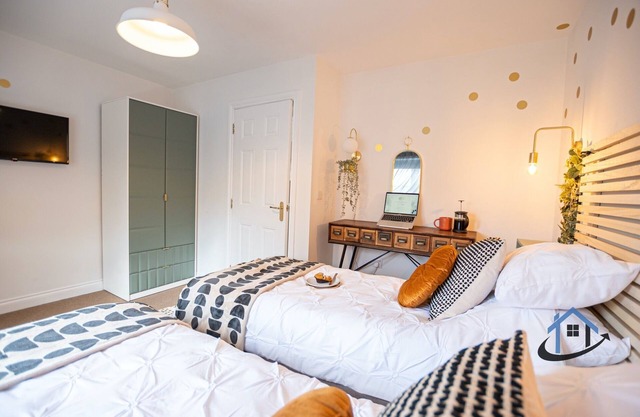 King beds, parking, workspace, wi-fi, corporates, pets