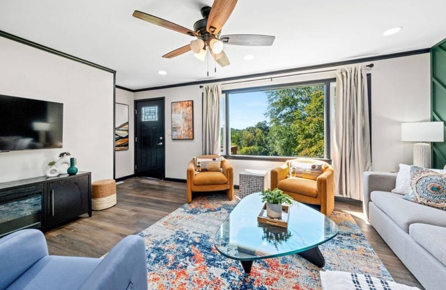 King Beds, Smart TVs, and Open Layout – Perfect for Families & Business Trips