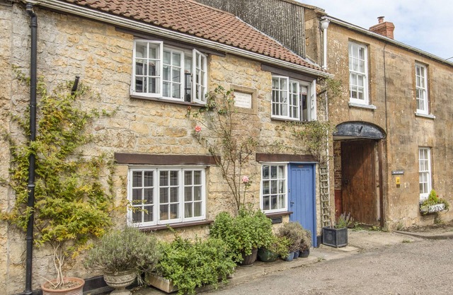 KING CHARLES COTTAGE, pet friendly, with open fire in Broadwindsor