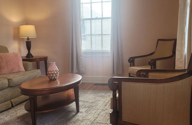 King Cloverdale Apt. w/Laundry/Smart TV/Wi-Fi