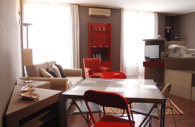 King Lear - Red Rose - ultramodern 100m from the Arena!