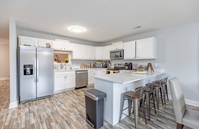 King Master Suite/Cozy townhome, Close to WVU