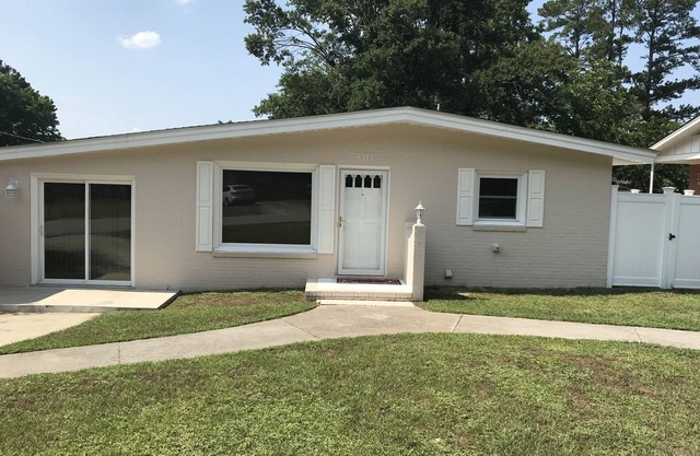 KING'S COURT - Entire House - 3 Bedrooms - Cozy, Comfortable & Clean