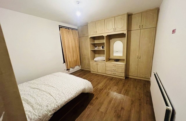 king size room in well decorated flat