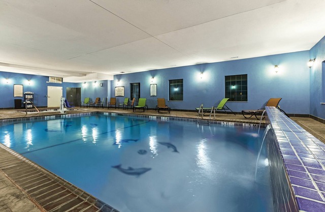 King Studio | Free Daily Breakfast, Indoor Pool & Hot Tub.