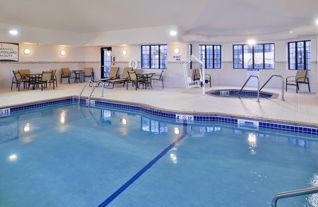 King Suite Close to Mayo Clinic! Free Breakfast. Pool & Hot Tub.