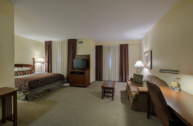 King Suite. Free Breakfast. Indoor Pool. Gym. Quick Drive to Hersheypark!