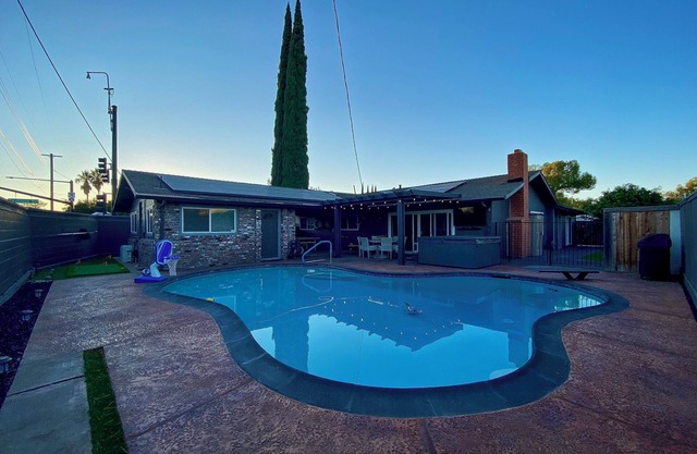 King Suite House guest house, heated pool, spa, pool table, ping pong