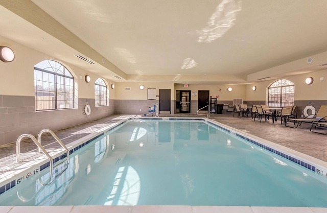 King Suite Near Edward Jones! Shared BBQ Area + Shared Pool On-Site
