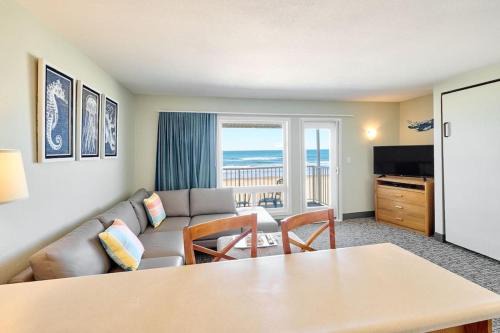 King Suite - Oceanfront Balcony & Central Location - Pool & Hot Tub