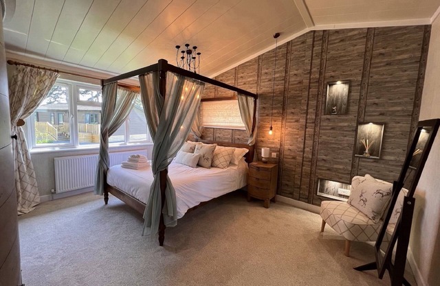 Kingfisher Lodge - Luxury Lodge with Hot Tub