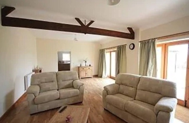 Kingfisher Sleeps 5 (3 Bedrooms)