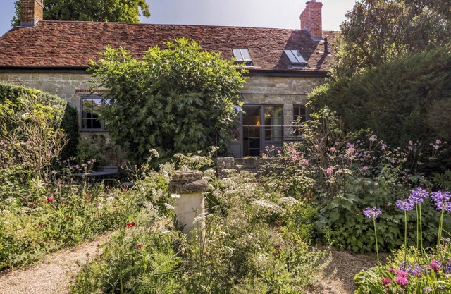 KINGS COTTAGE - NORTH, pet friendly, with open fire in Broad Chalke