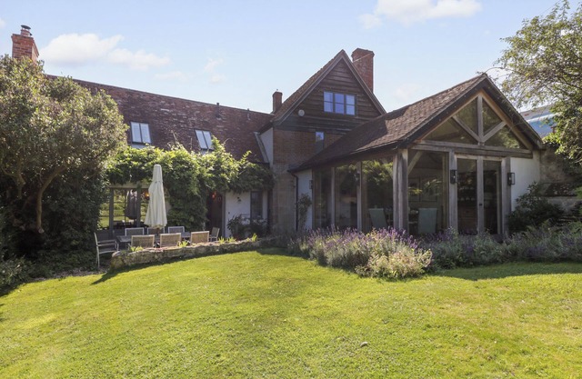 KINGS COTTAGE - SOUTH, pet friendly, with open fire in Broad Chalke