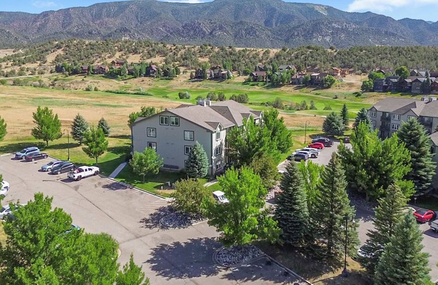 Kings & Queens Autumn Oasis· 2 Kings + 2 Queen Sofas · Mtn Views-Near Glenwood