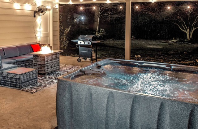 Kirby House: Sleeps 16, King bed, Hot Tub, Game Rooms, Gym, Gated/Free Parking