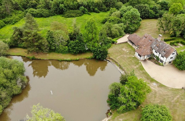 Kirdford Farmhouse - Five Bedroom Villa, Sleeps 10