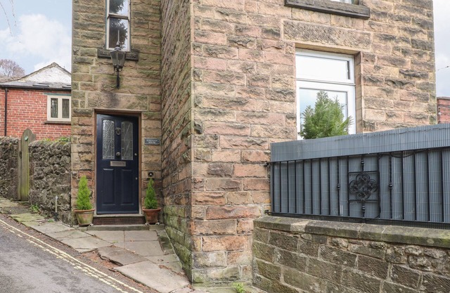 KIRKHAM HOUSE, pet friendly, with hot tub in Matlock Bath