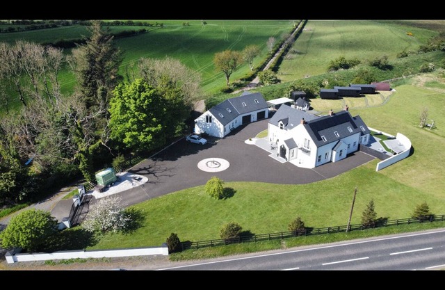 Kirkpatrick house @littlelakelodges retreat spa type getaway, Hottubs & bbq huts