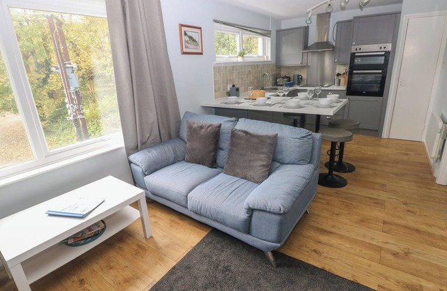 KITTIWAKE, APARTMENT 22, family friendly in Broad Haven