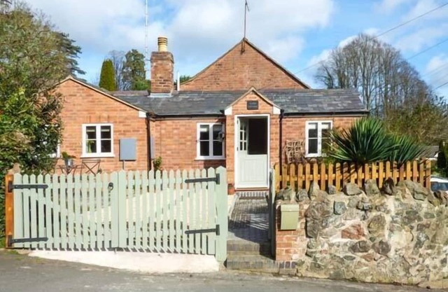 KITTS COTTAGE, pet friendly, luxury holiday cottage in Malvern