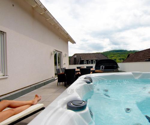 Kleeoase - Luxus Ferienwohnung - Jacuzzi - Dachterrasse - Kochinsel - See in 10 min