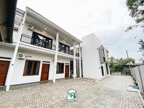 Kmanda House