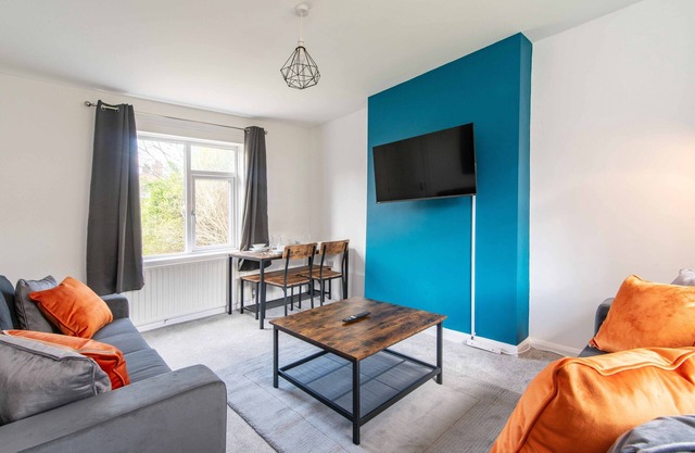 Kneeton Vale - Modern 4 bedroom with dining for 6 and enclosed rear garden