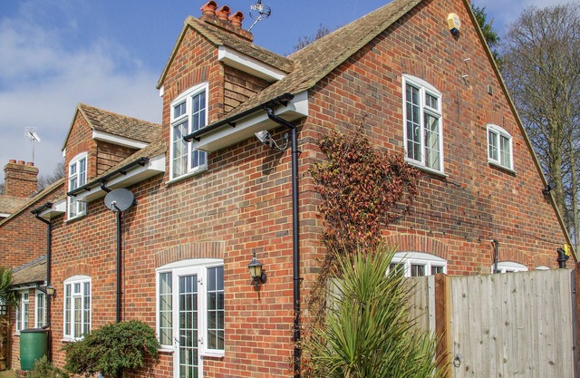 KNIGHTS COTTAGE, family friendly, with open fire in Hollingbourne