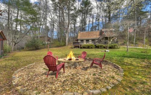 Knotty Creek Retreat - Creek Access, Outdoor Firepit + Hot Tub with Creek Views!
