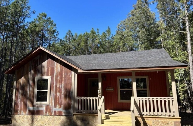 Knotty Pine cabin, Couples Retreat w/Hot TubnAnd Patio Gas log Fireplace.