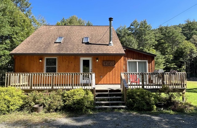 Knotty Pine - Private cabin nestled in the woods, fire pit, near CDP/ASV
