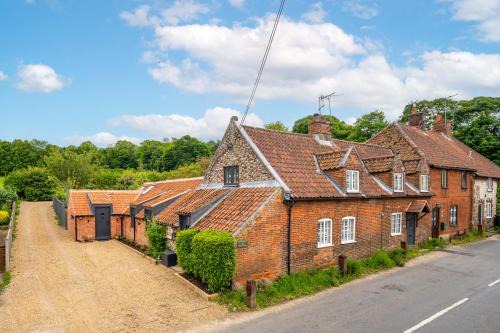 Knyvetts sleeps 6, 3 double beds, pretty garden