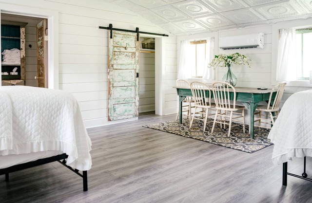 Kobza Haus Cottage + Walk To Restaurants, Shopping, and Wine Bars!