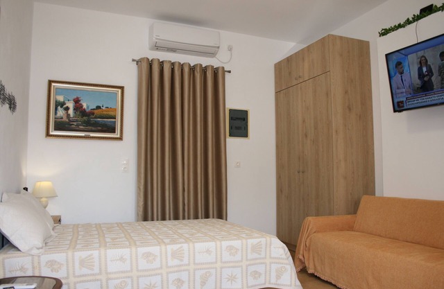 KOLLITAKI - apartment on the beach road. Couple or family of three friendly