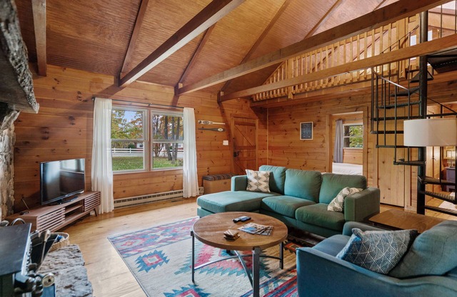 Kona's Cozy Cabin — King Bed, Fireplace, Pet Friendly, Near Hiking and Wineries