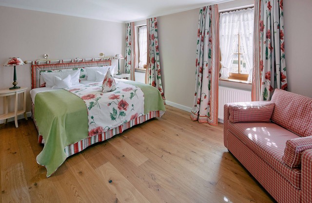 Kornberg junior suite with balcony, 28 sqm, bathroom with rain shower