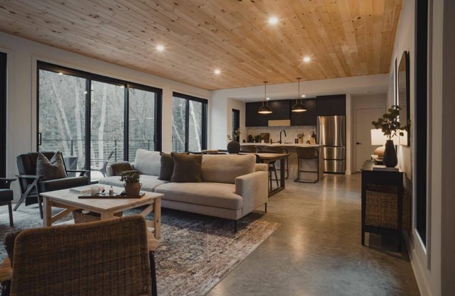 Koselig Cabin, Serene Mountain Hideaway with Scenic Hot Tub
