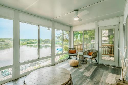 Koselig Cottage on Medicine Lake