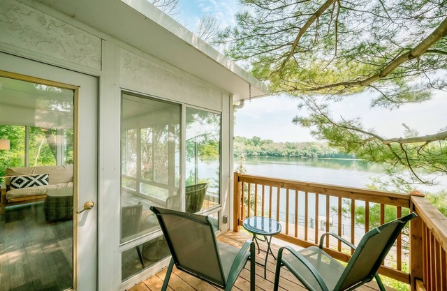 Koselig Cottage on Medicine Lake w/Chef's Kitchen, Coffee Bar, Arcade & Dock