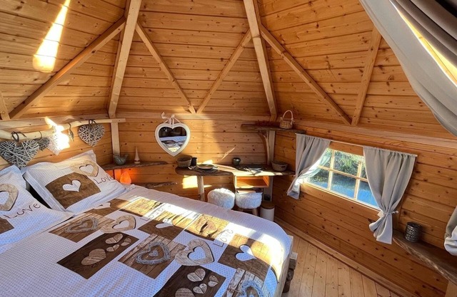 Kota room with wood-heated Finnish spring-water bath