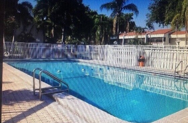 Kozy and Charming Private Room in Townhouse with a gym and pool