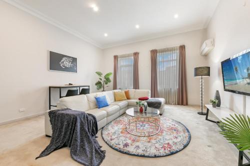 KOZYGURU LEICHHARDT COZY HOLIDAY 3 BED HOME + FREE PARKING-NLE367