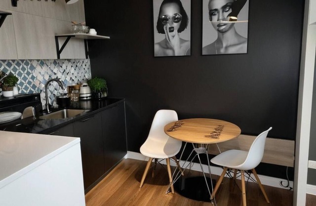 Krakow's Historic Loft: Queen Bed, Modern Living & Old Town Access