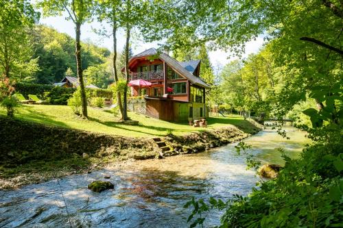 Kuća za odmor uz rijeku Slapnica, u Parku prirode Žumberak, finska sauna i jacuzzi